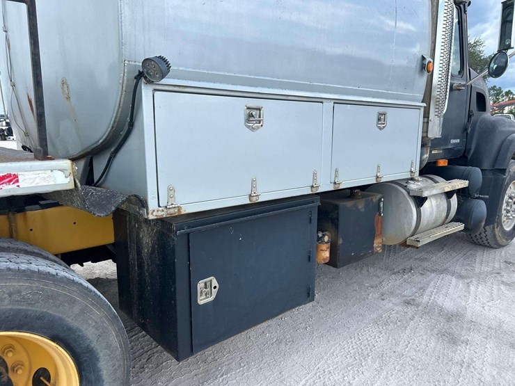 2004-mack-cv713-granite-fuel-and-lube-truck-image-32