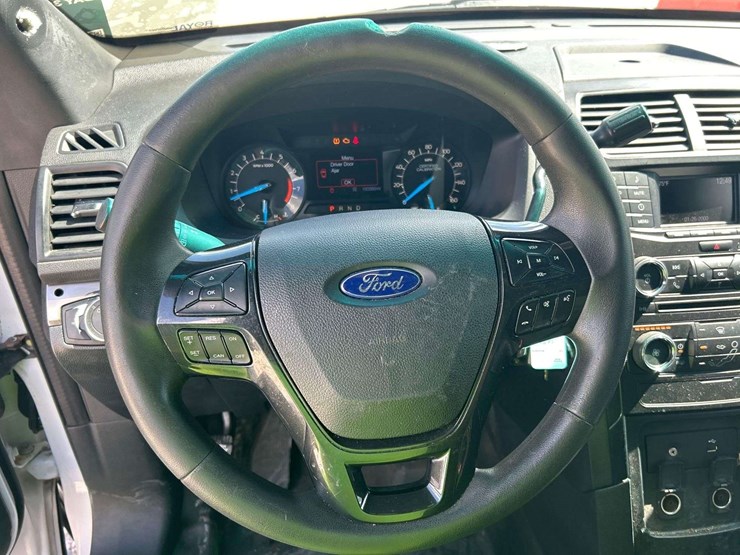 2016-ford-explorer-image-11