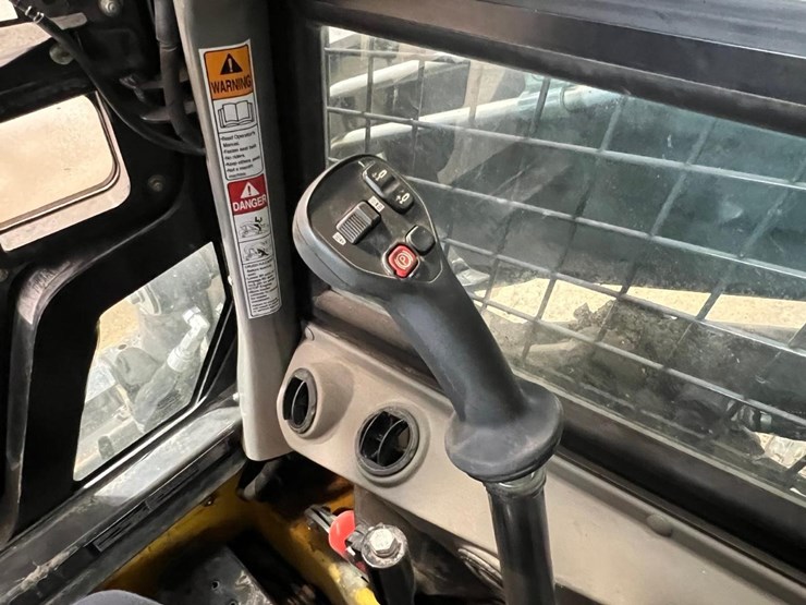 2023-new-holland-c332-image-26