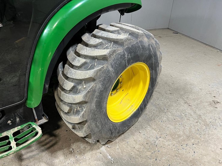 2020-john-deere-3046r-image-15