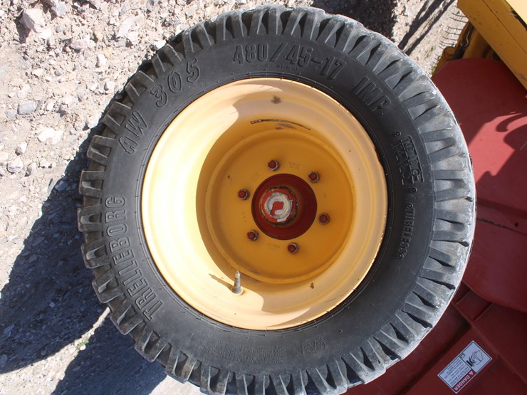 new-holland-br780-image-11