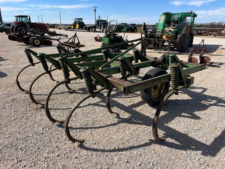 #t15180-•-john-deere-chisel-plow-image-4