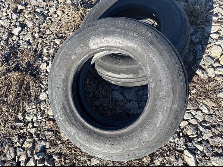 #2801-•-lot-of-(2)-28x7.7-tires-inv#-2801-image-5