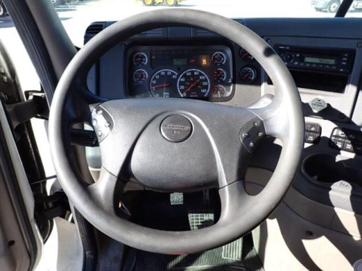 2010-freightliner-cascadia-t/a-hiway-tractor---day-image-16