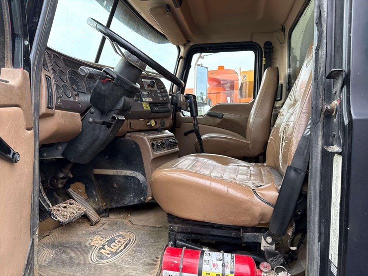 2004-mack-cv713-granite-fuel-and-lube-truck-image-14