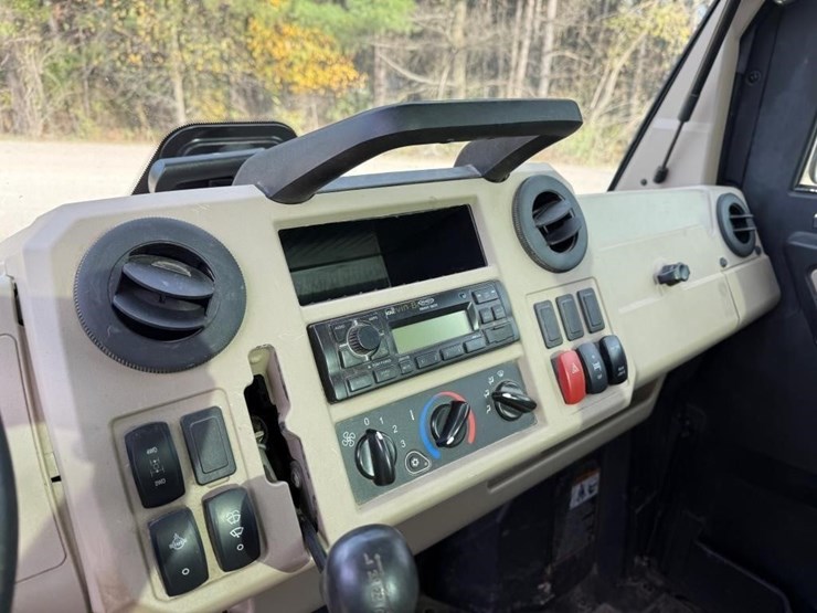 2021-john-deere-gator-image-11