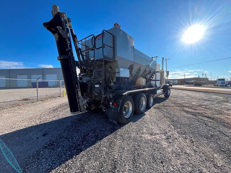 2017-peterbilt-389-image-3