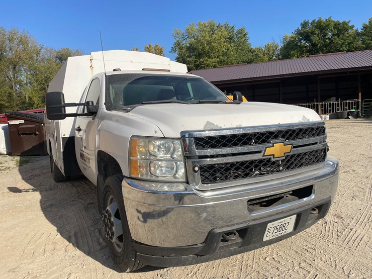 #1008-•-2012-chevy-3500-utility-truck,-(has-title)-image-2