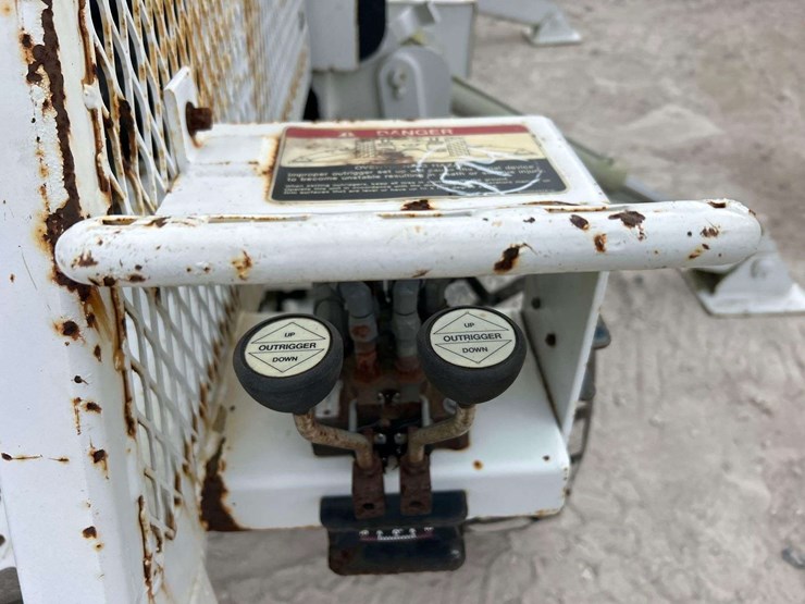 woodchuck-altec-at37g-37ft-insulated-rover-bucket-lift-image-19