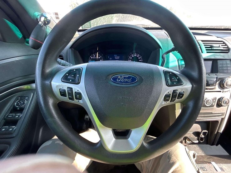 2015-ford-explorer-image-13