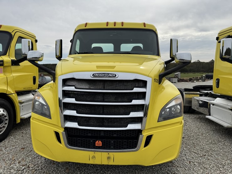 2018-freightliner-cascadia-126-image-2