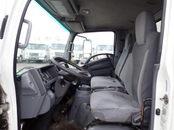 2018-isuzu-nrr-image-17