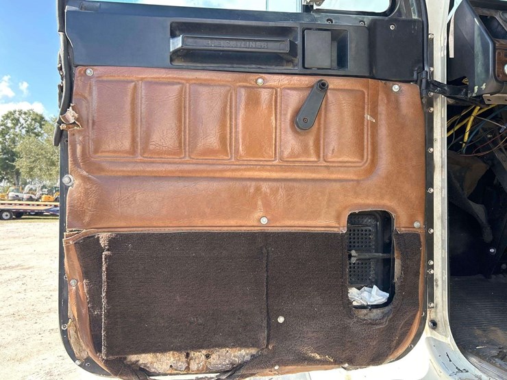 1996-freightliner-fld112sd-t/a-dump-truck-image-12