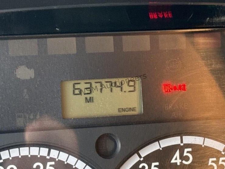 2012-freightliner-m2-106-image-49