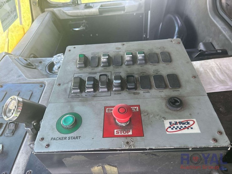 2015-peterbilt-320-image-13