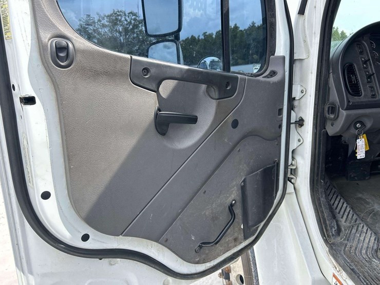 2018-freightliner-m2-106-lay-flat-roll-back-truck-image-16