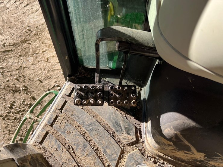 2020-john-deere-3046r-image-38