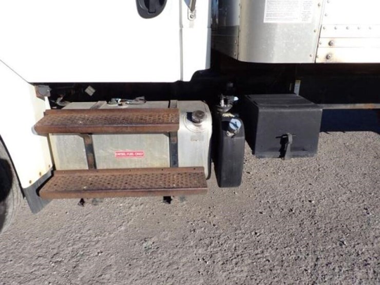 2014-freightliner-business-class-m2-106-image-39