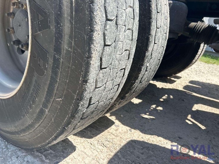 2014-peterbilt-384-image-28