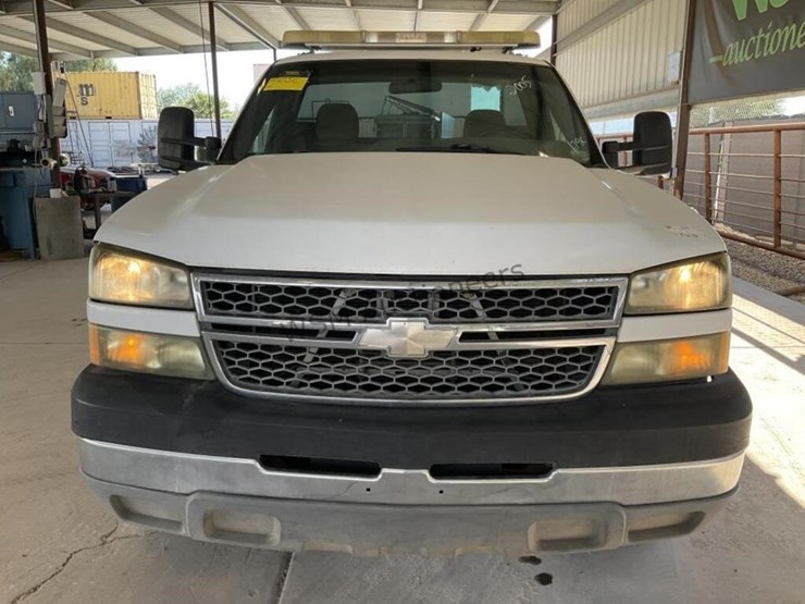 2005-chevrolet-2500hd-image-3