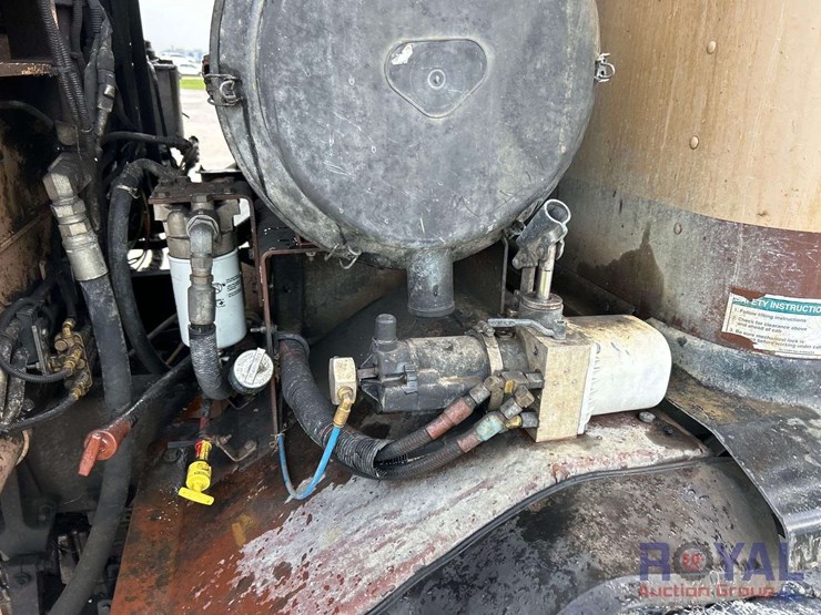 2016-peterbilt-320-image-25