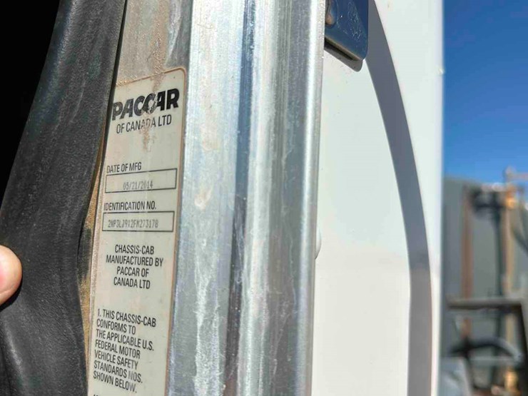 2015-peterbilt-348-image-9