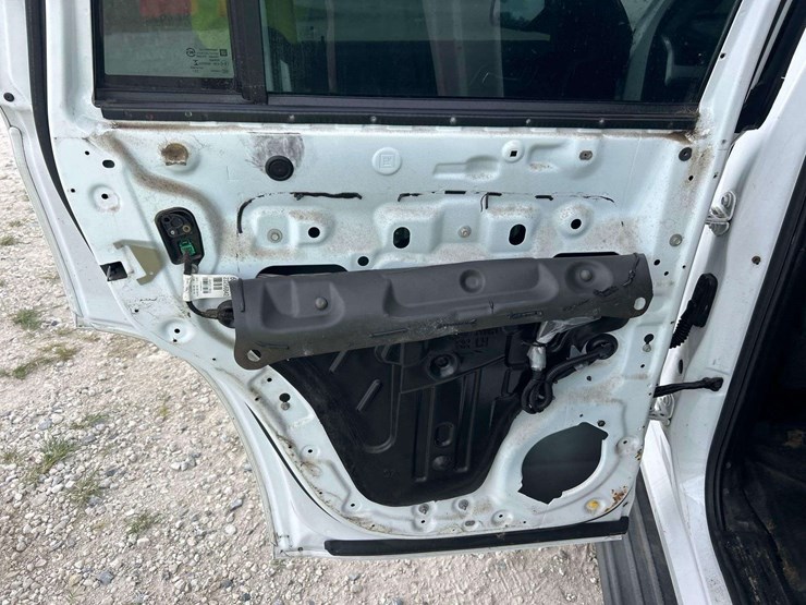 2015-chevrolet-tahoe-image-17