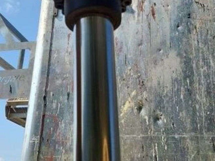 2019-caterpillar-325f-image-10