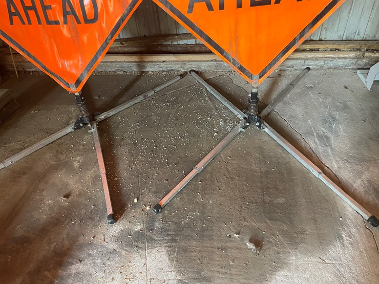 #1095-•-(2)-utility-work-ahead-signs-image-3