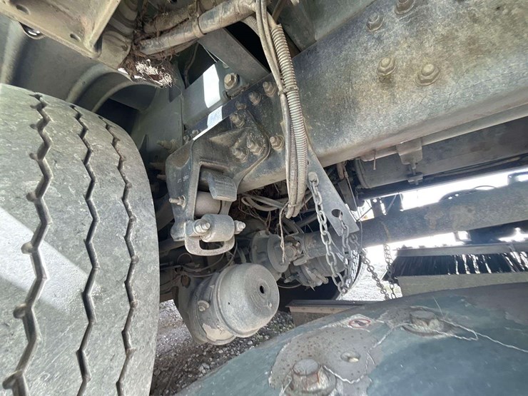 2020-freightliner-m2-106-elgin-eagle-series-4mf-street-sweeper-truck-image-31