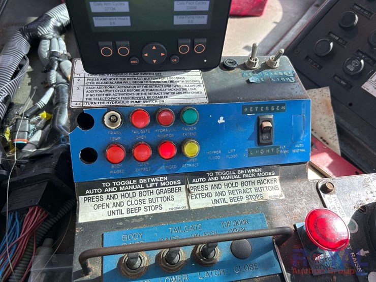 heil-28yd-side-loader-garbage-truck-image-12