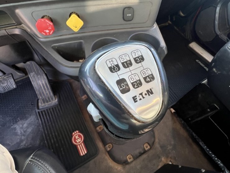 2022-kenworth-w990-image-18