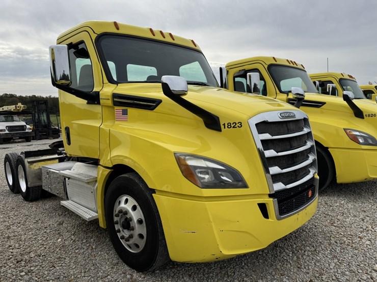 2018-freightliner-cascadia-126-image-3