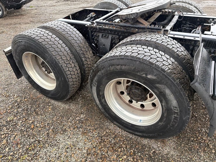 2019-mack-anthem-64t-image-10