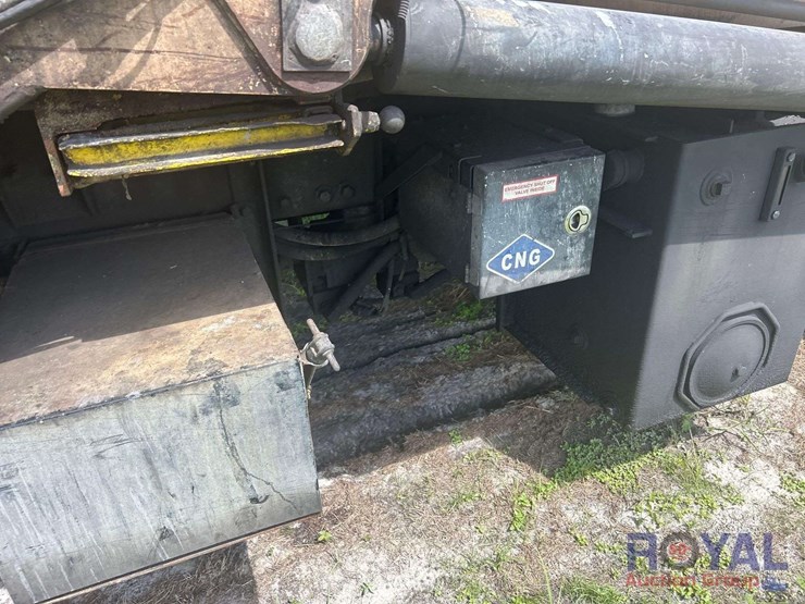 2015-peterbilt-320-image-18