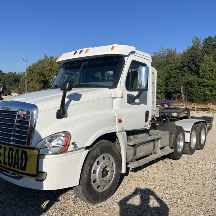 #4766 • 2010 Freightliner Cascadia Day Cab Tri Axle Heavy