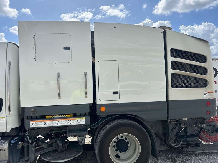 2020-freightliner-m2-106-elgin-eagle-series-4mf-street-sweeper-truck-image-23