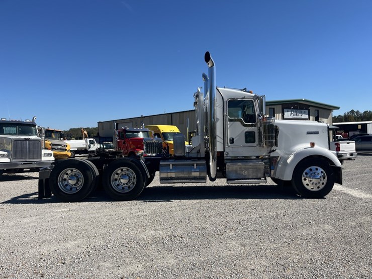 2015-kenworth-w900-image-6