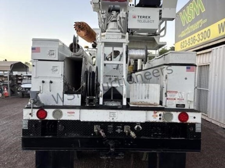 2012-freightliner-m2-106-image-8