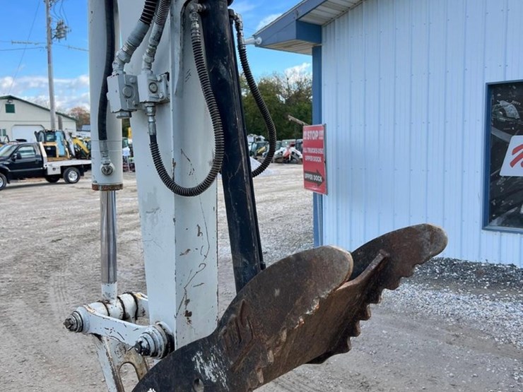 2017-takeuchi-tb260-image-12