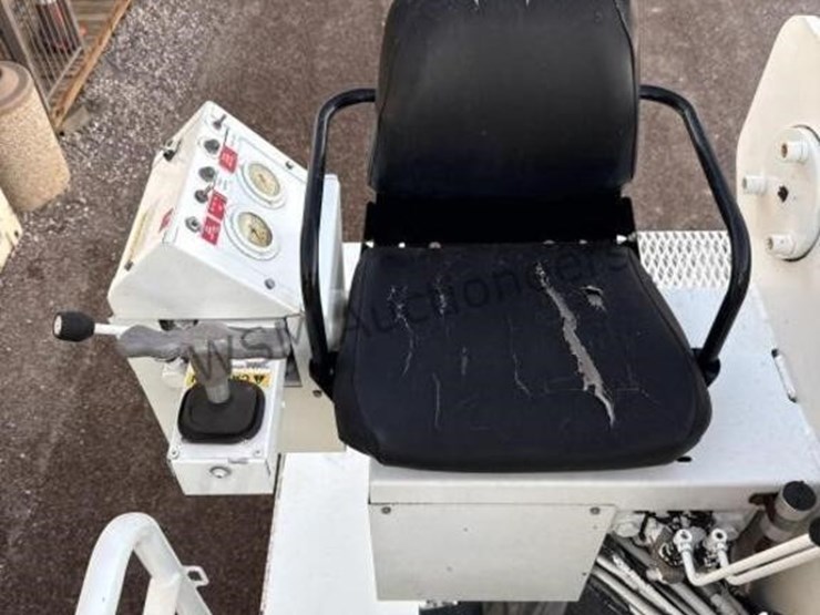 2012-freightliner-m2-106-image-27