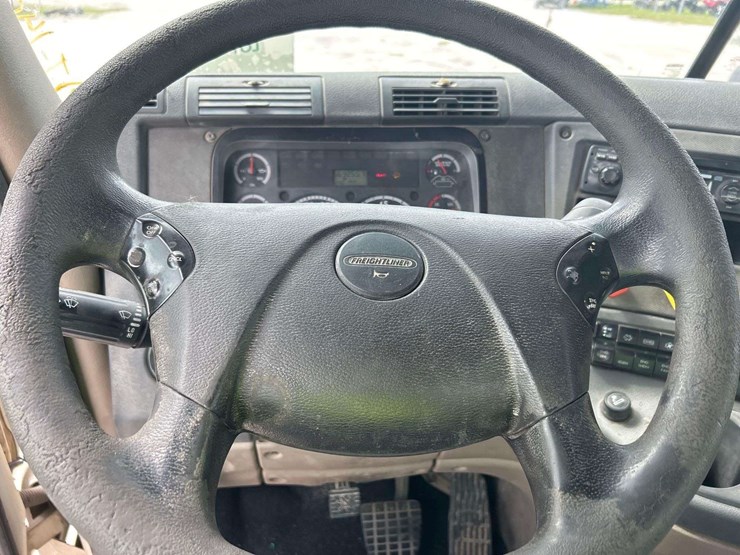 2015-freightliner-cascadia-125-image-21