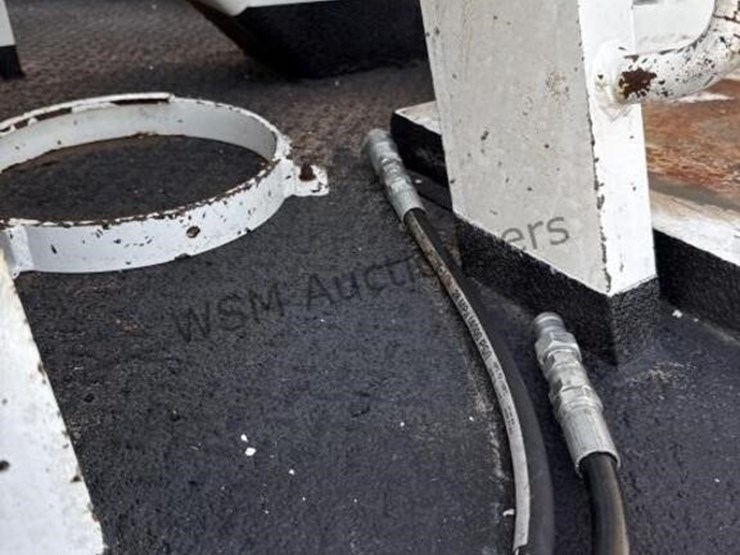 2012-freightliner-m2-106-image-21