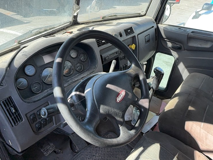 2014-peterbilt-330-image-14
