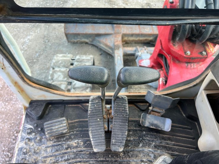 2017-takeuchi-tb260-image-32