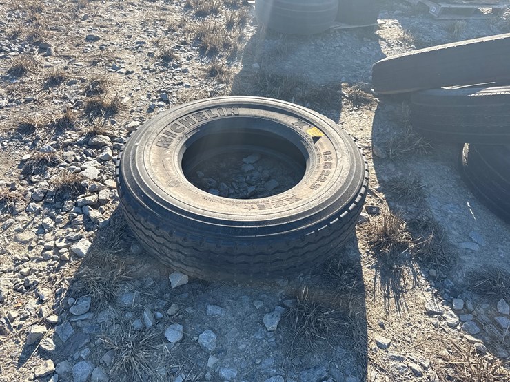 #9733-•-12r22.5-tire-inv#-9733-image-4