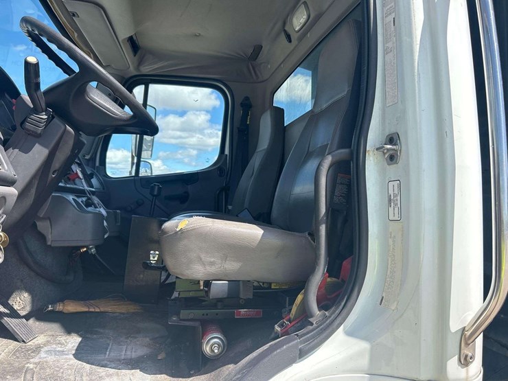 2011-freightliner-m2-112-tri-axle-dump-truck-image-12