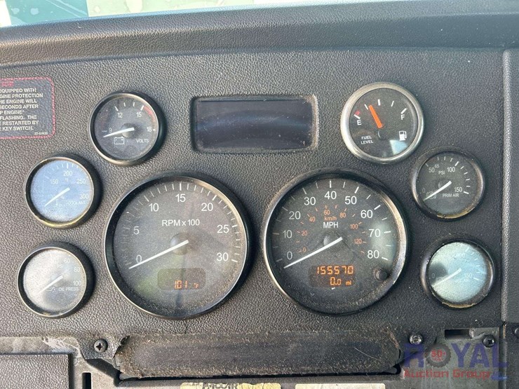 2014-peterbilt-384-image-23