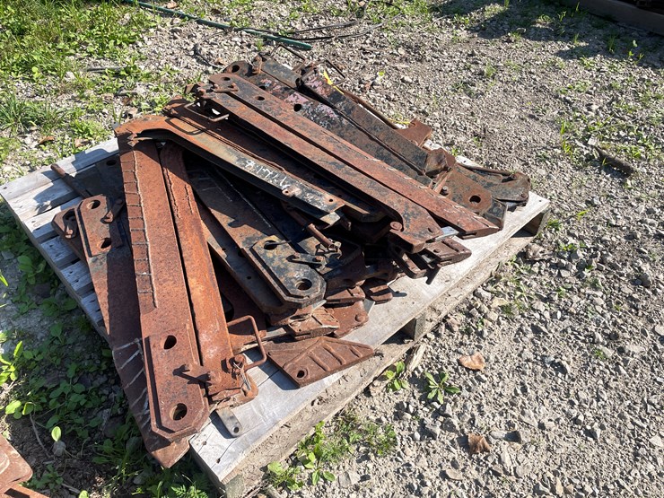 #1041-•-pallet-of-plow-parts-image-4