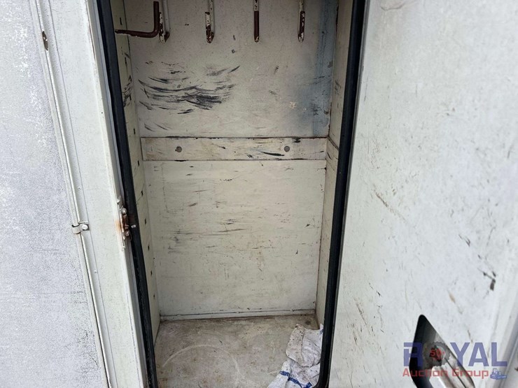 2005-gmc-c8500-flatbed-service-truck-image-23